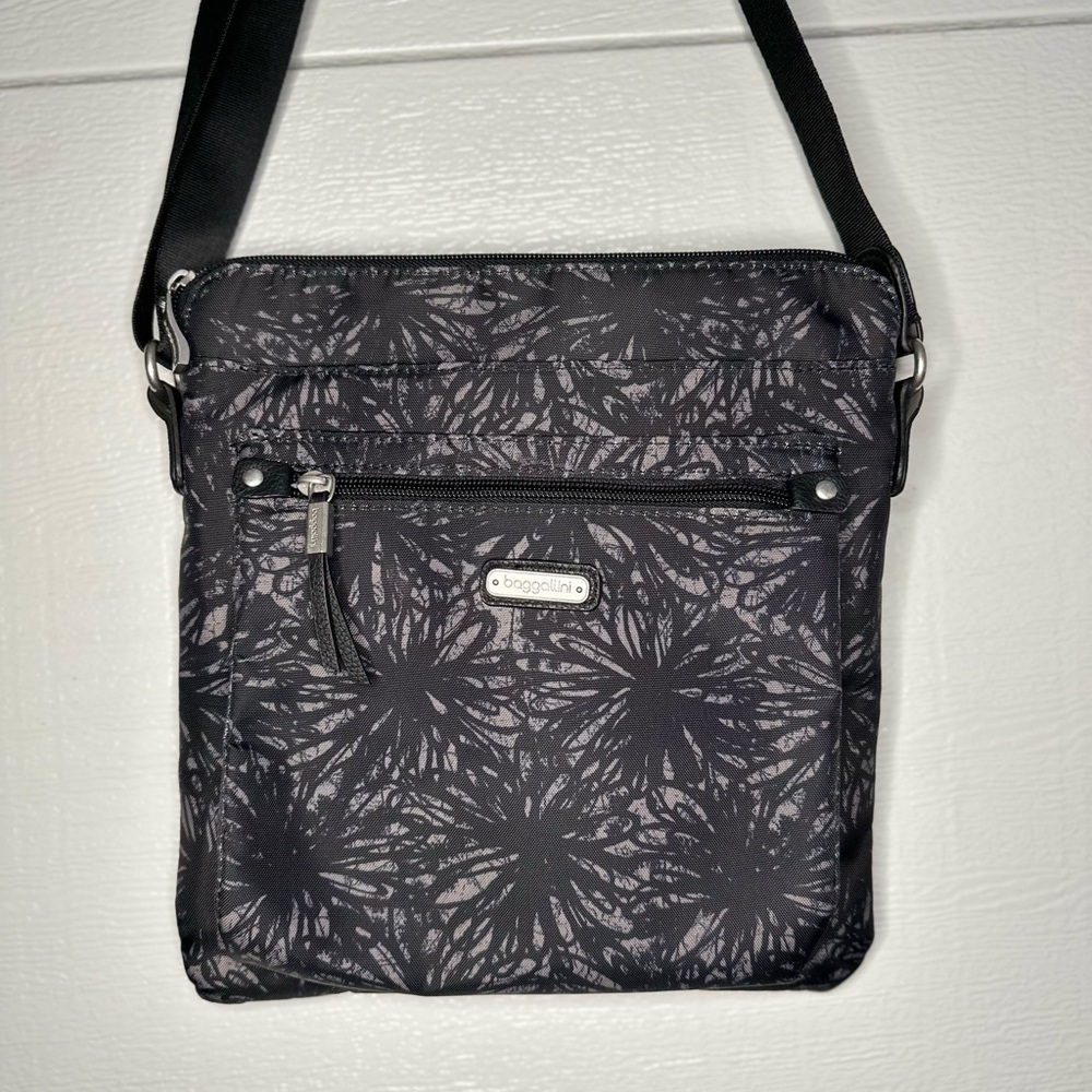 Baggallini Go Bagg Onyx Floral Crossbody Travel Bag NWOT